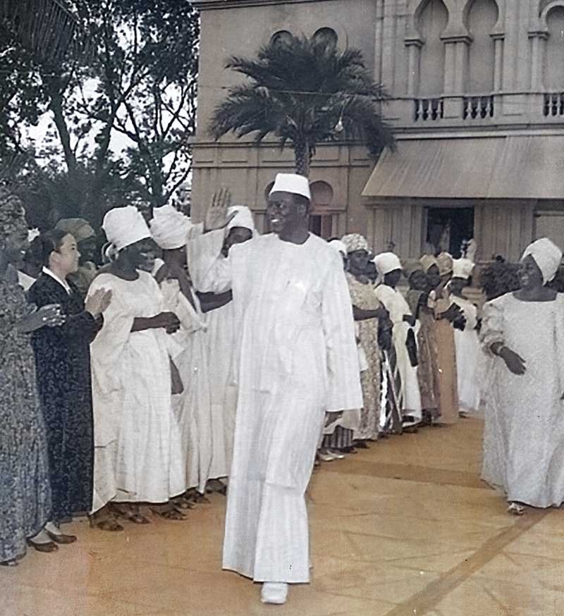 Modibo Keita reçois les maliennes